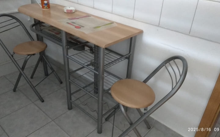 Stolić i dvije stolice