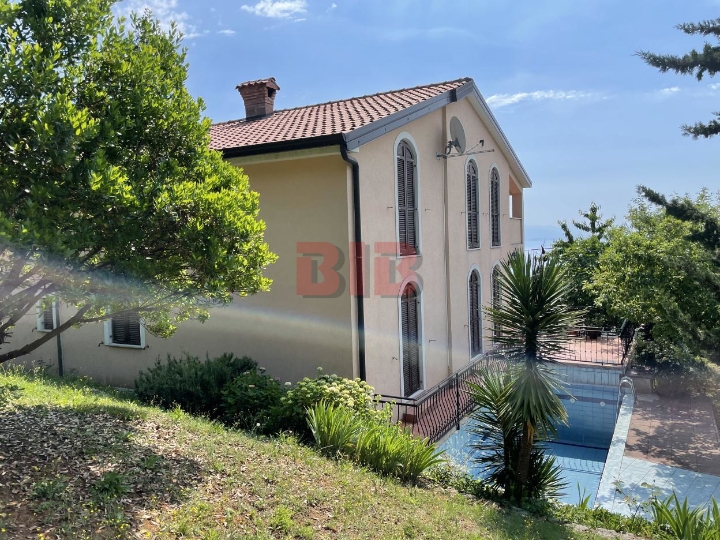 Sniženo!! Ičići-Poljane, kuća s 2 veća stana, bazen, garaža