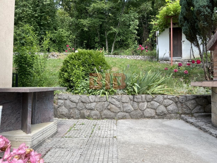 Sniženo!! Ičići-Poljane, kuća s 2 veća stana, bazen, garaža