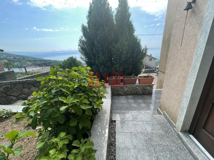 Sniženo!! Ičići-Poljane, kuća s 2 veća stana, bazen, garaža