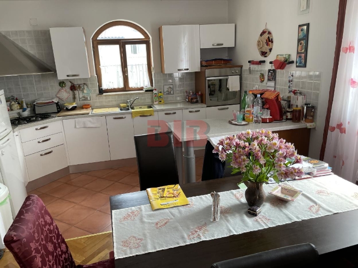Sniženo!! Ičići-Poljane, kuća s 2 veća stana, bazen, garaža