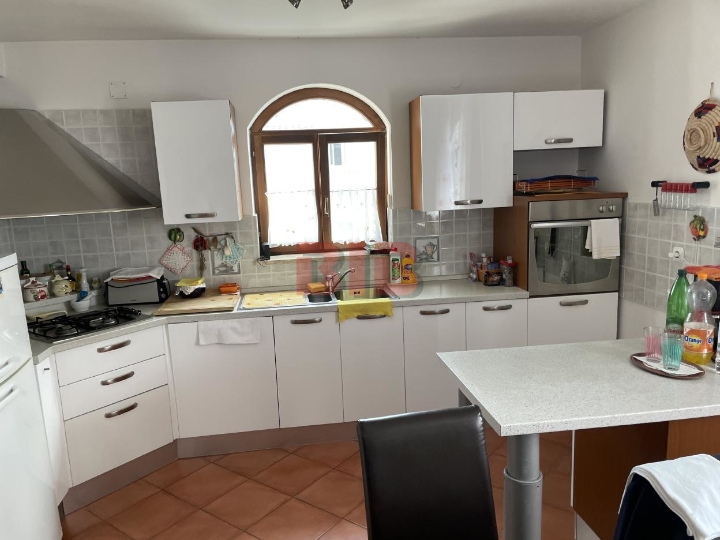 Sniženo!! Ičići-Poljane, kuća s 2 veća stana, bazen, garaža