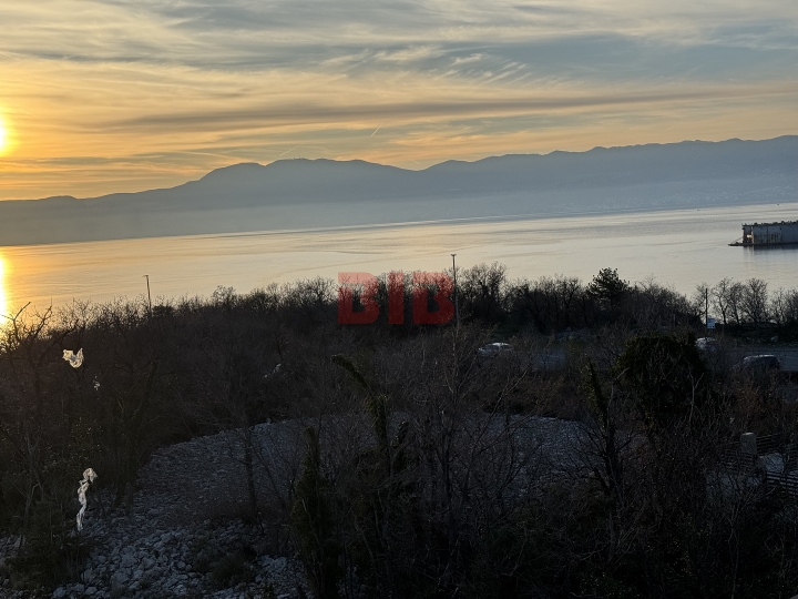 Kostrena, penthouse s garažom u urbanoj vili