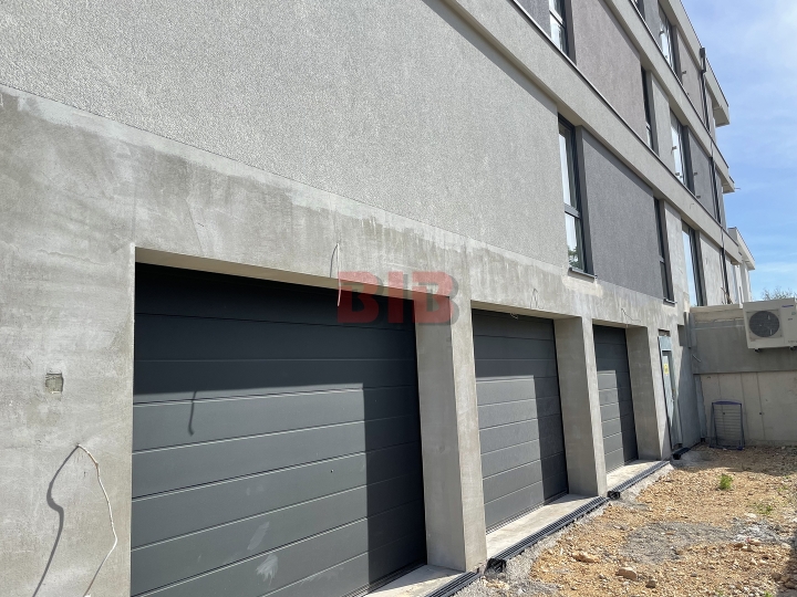 Kostrena, penthouse s garažom u urbanoj vili