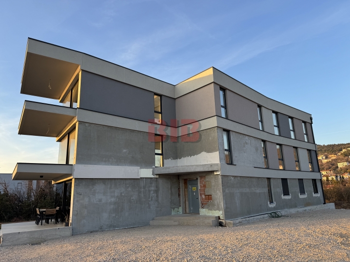 Kostrena, penthouse s garažom u urbanoj vili