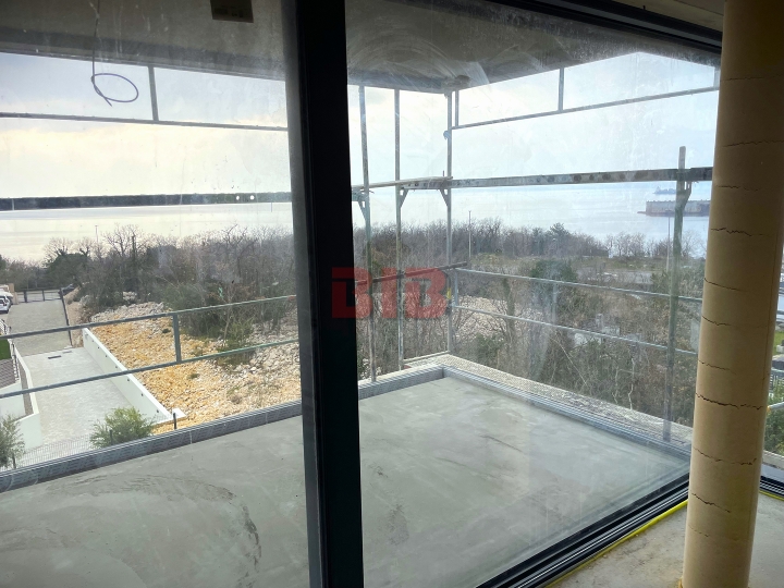 Kostrena, penthouse s garažom u urbanoj vili