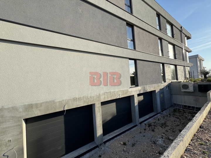 Kostrena, penthouse s garažom u urbanoj vili