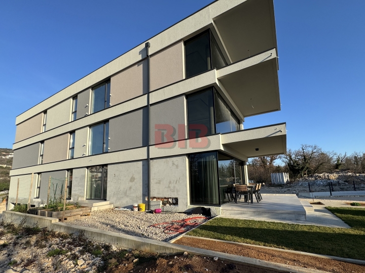 Kostrena, penthouse sa garažom u urbanoj vili