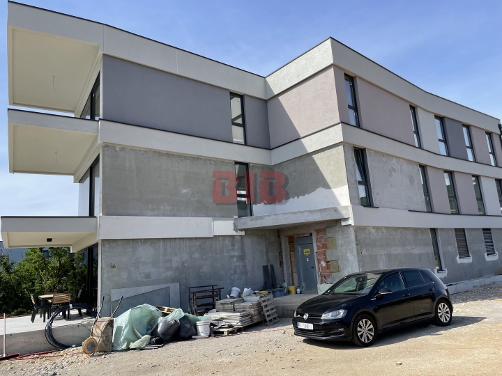 Kostrena, penthouse sa garažom u urbanoj vili
