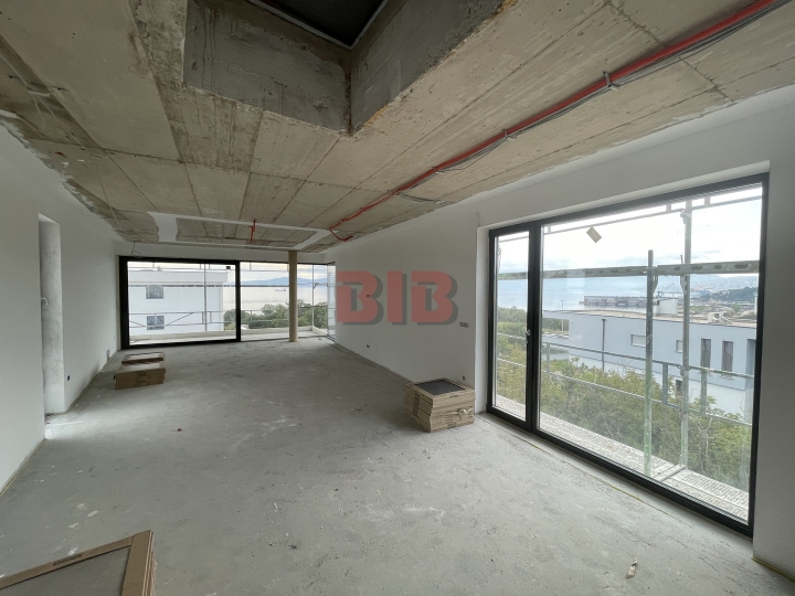Kostrena, penthouse sa garažom u urbanoj vili