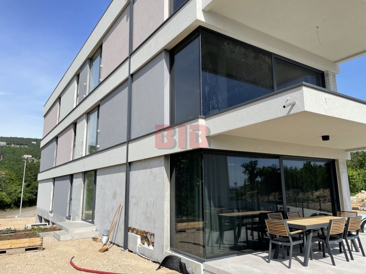 Kostrena, penthouse sa garažom u urbanoj vili