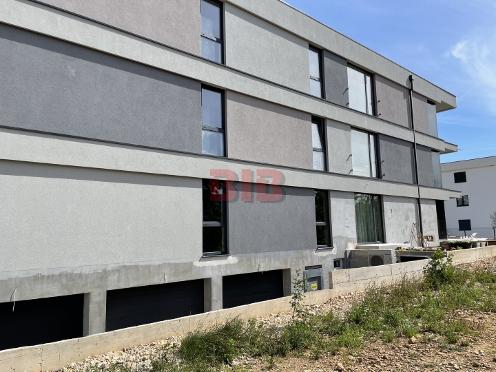Kostrena, penthouse sa garažom u urbanoj vili