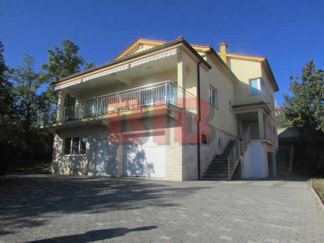 Srdoči, veća obiteljska kuća sa 3 stana i garažom.