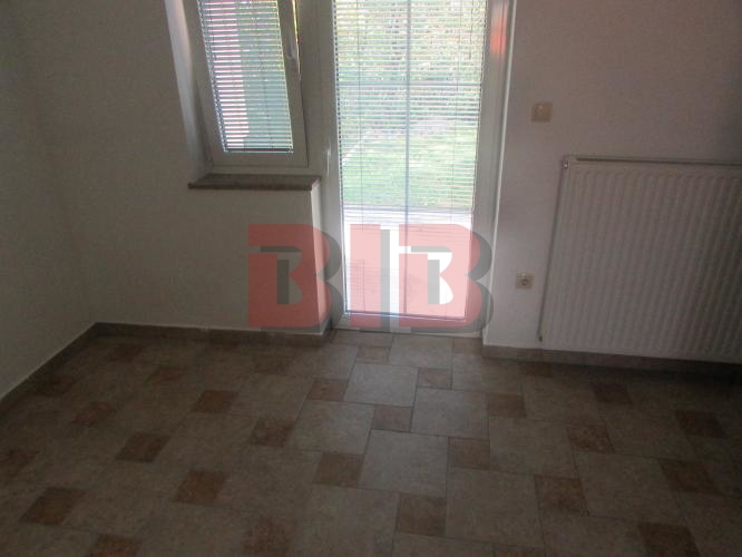 Srdoči, veća obiteljska kuća sa 3 stana i garažom.