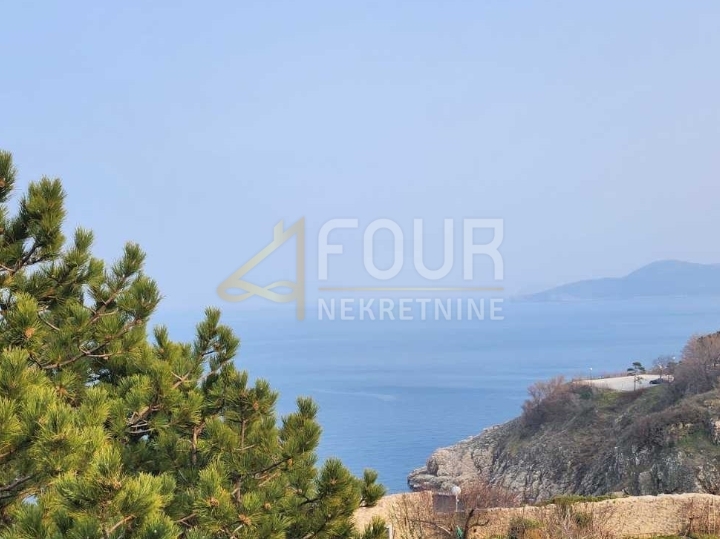 Otok Krk, Vrbnik - stara jezgra, kuća s pogledom na more