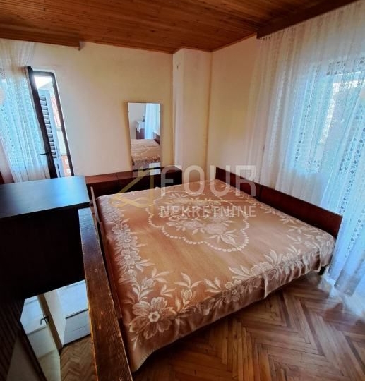 Otok Krk, Vrbnik - stara jezgra, kuća s pogledom na more