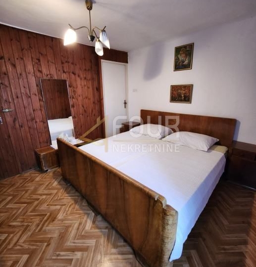 Otok Krk, Vrbnik - stara jezgra, kuća s pogledom na more