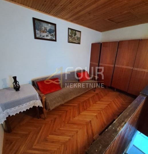 Otok Krk, Vrbnik - stara jezgra, kuća s pogledom na more
