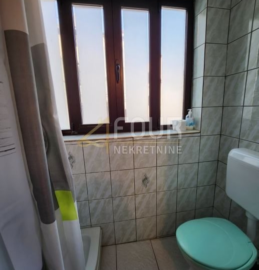 Otok Krk, Vrbnik - stara jezgra, kuća s pogledom na more