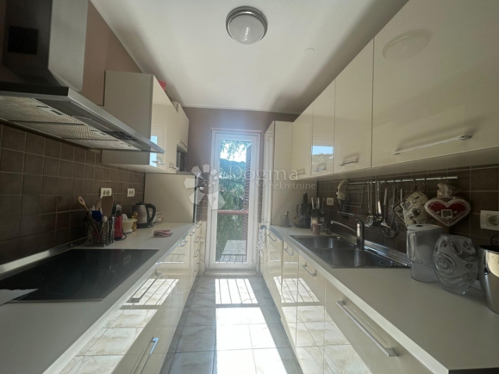 Dvoetažni stan u Fažani, 400 m od mora – 65 m² + galerija 28 m²