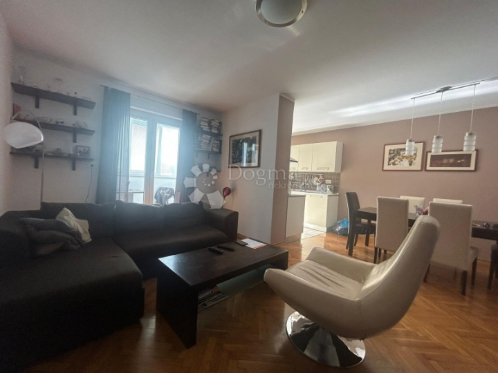 Dvoetažni stan u Fažani, 400 m od mora – 65 m² + galerija 28 m²