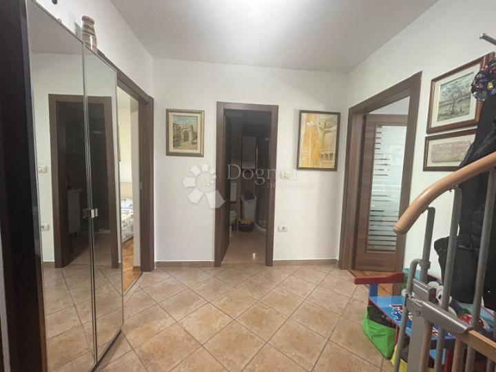Dvoetažni stan u Fažani, 400 m od mora – 65 m² + galerija 28 m²