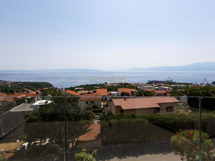 Kostrena, stan s prekrasnim pogledom i bazenom