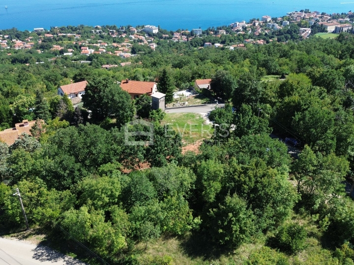 Oprić, građevinsko zemljište 1.090 m2