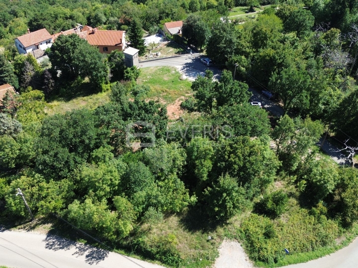 Oprić, građevinsko zemljište 1.090 m2