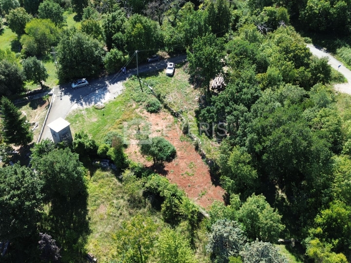 Oprić, građevinsko zemljište 1.090 m2