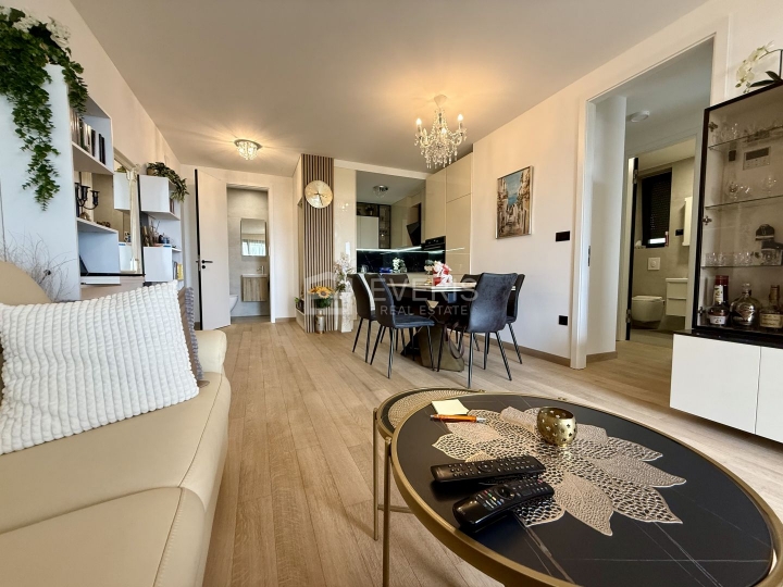 Opatija, luksuzni stan s garažnim mjestom i okućnicom, 78 m2