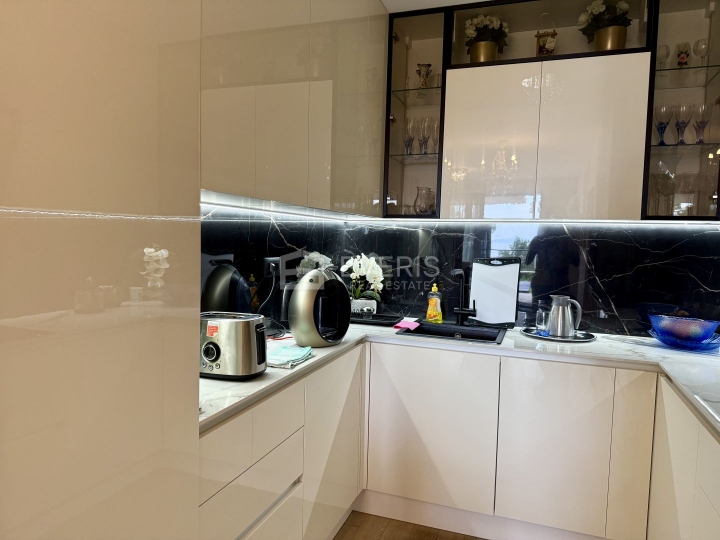 Opatija, luksuzni stan s garažnim mjestom i okućnicom, 78 m2