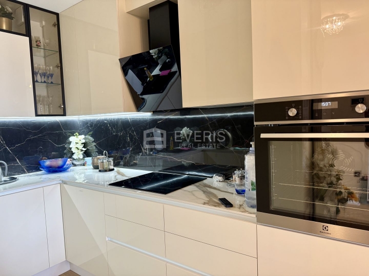 Opatija, luksuzni stan s garažnim mjestom i okućnicom, 78 m2