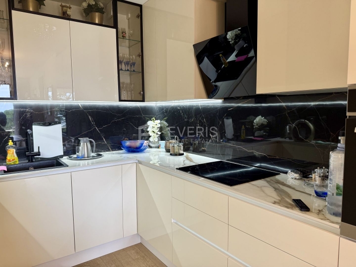 Opatija, luksuzni stan s garažnim mjestom i okućnicom, 78 m2