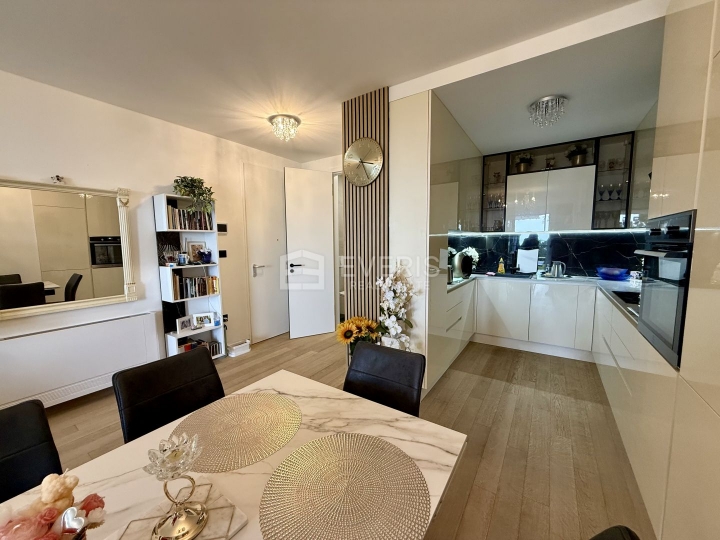 Opatija, luksuzni stan s garažnim mjestom i okućnicom, 78 m2