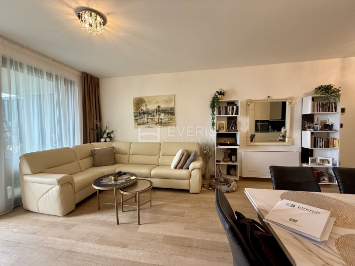 Opatija, luksuzni stan s garažnim mjestom i okućnicom, 78 m2