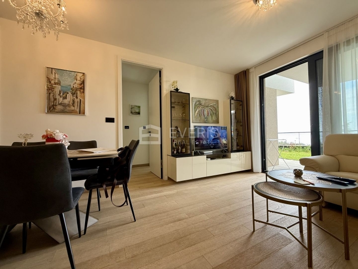 Opatija, luksuzni stan s garažnim mjestom i okućnicom, 78 m2