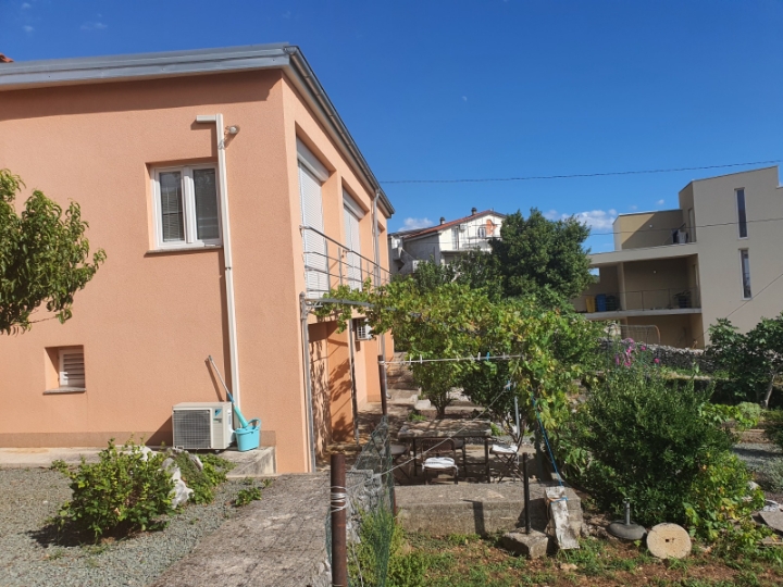 Lijepa dvoetažna kuća