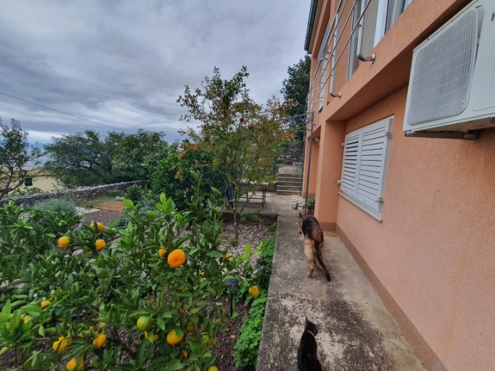 Lijepa dvoetažna kuća