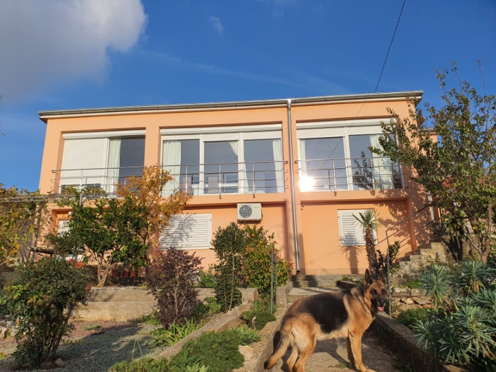 Lijepa dvoetažna kuća