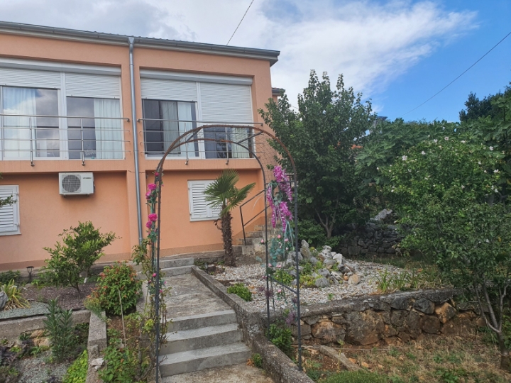 Lijepa dvoetažna kuća
