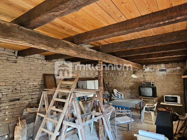 Istra, Oprtalj, 160m2, kamena kuća s velikom okućnicom