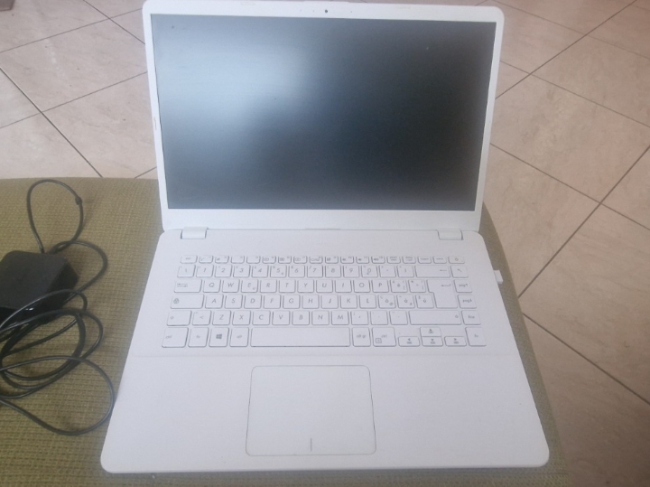 Asus F505B, za dijelove