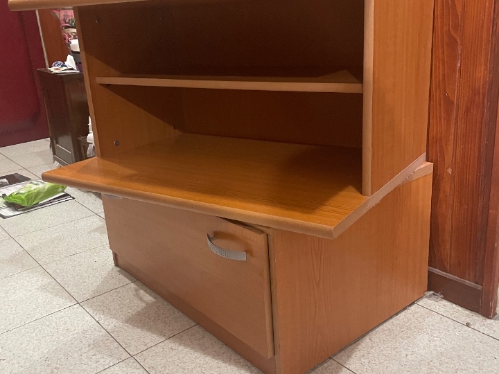 Regal s modul komodama
