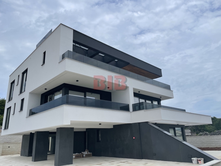 Grad Krk, luksuzan penthouse u urbanoj vili