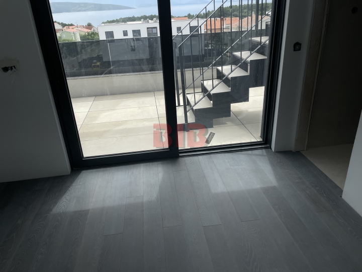 Grad Krk, luksuzan penthouse u urbanoj vili