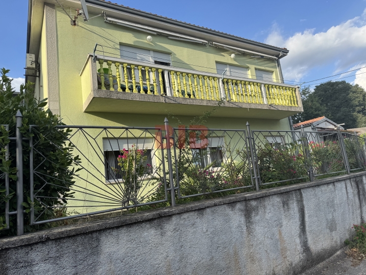 Podmurvice, kuća sa 2 stana i dvije garaže