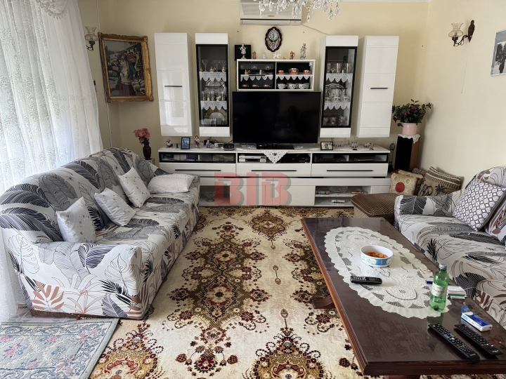 Podmurvice, kuća sa 2 stana i dvije garaže