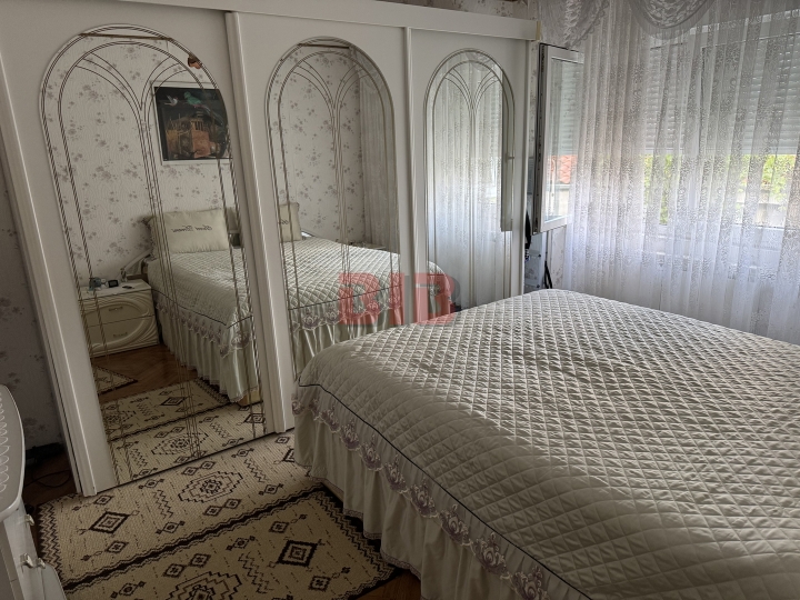 Podmurvice, kuća sa 2 stana i dvije garaže