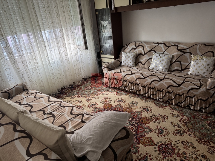 Podmurvice, kuća sa 2 stana i dvije garaže
